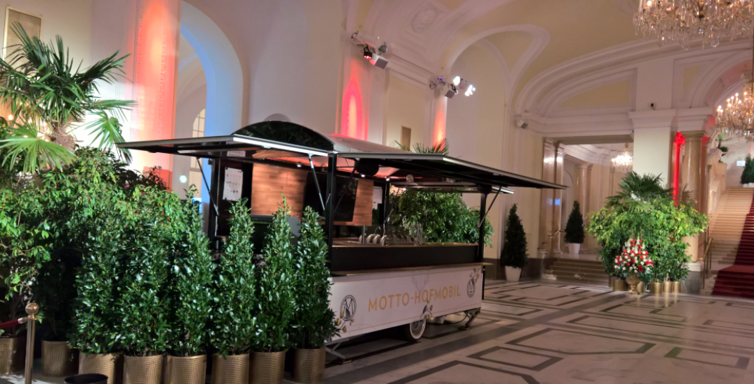 Streetfood in der Hofburg -GrillBar mobiler Würstelstand