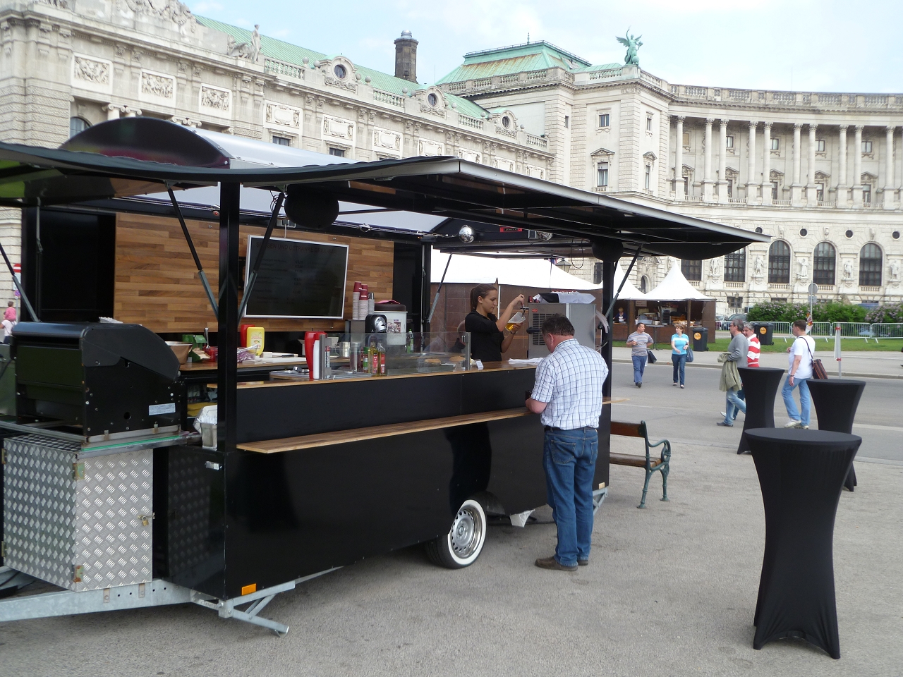 GrillBar - mobiler Würstelstand @ Heldenplatz vor der Wiener Hofburg